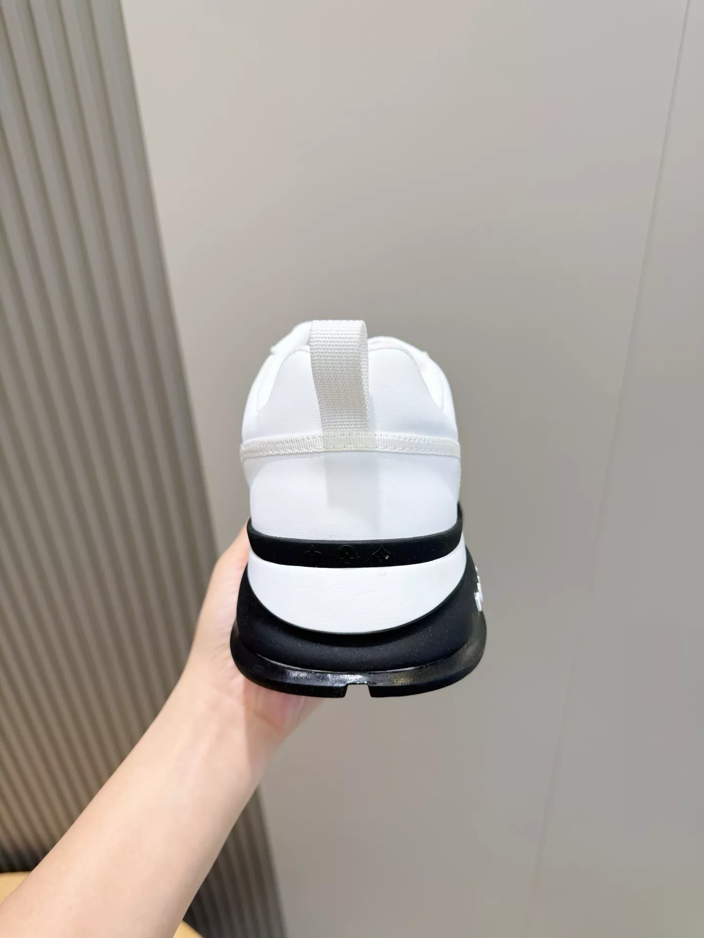 루이비통 런 어웨이 맥시 스니커즈 상세 이미지 6