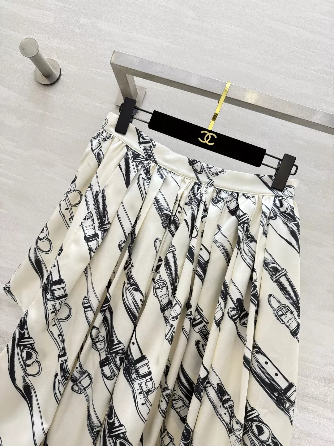 루이비통 스케치 벨트 프린트 언밸런스 새틴 스커트 상세 이미지 2