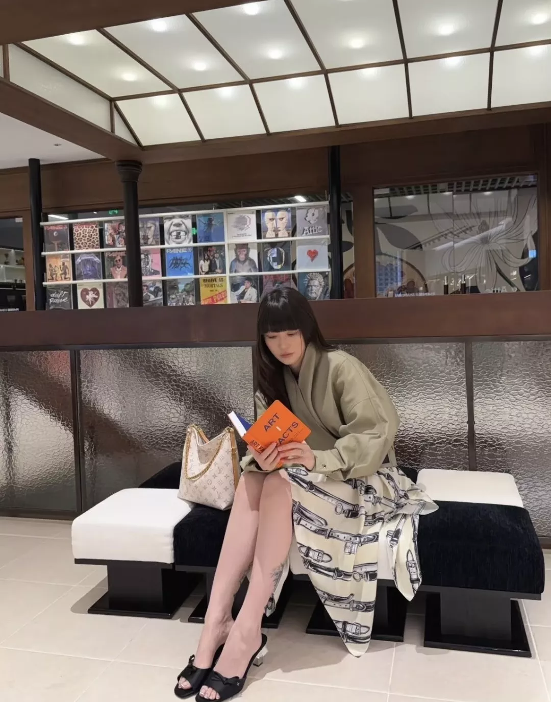 루이비통 스케치 벨트 프린트 언밸런스 새틴 스커트 상세 이미지 13