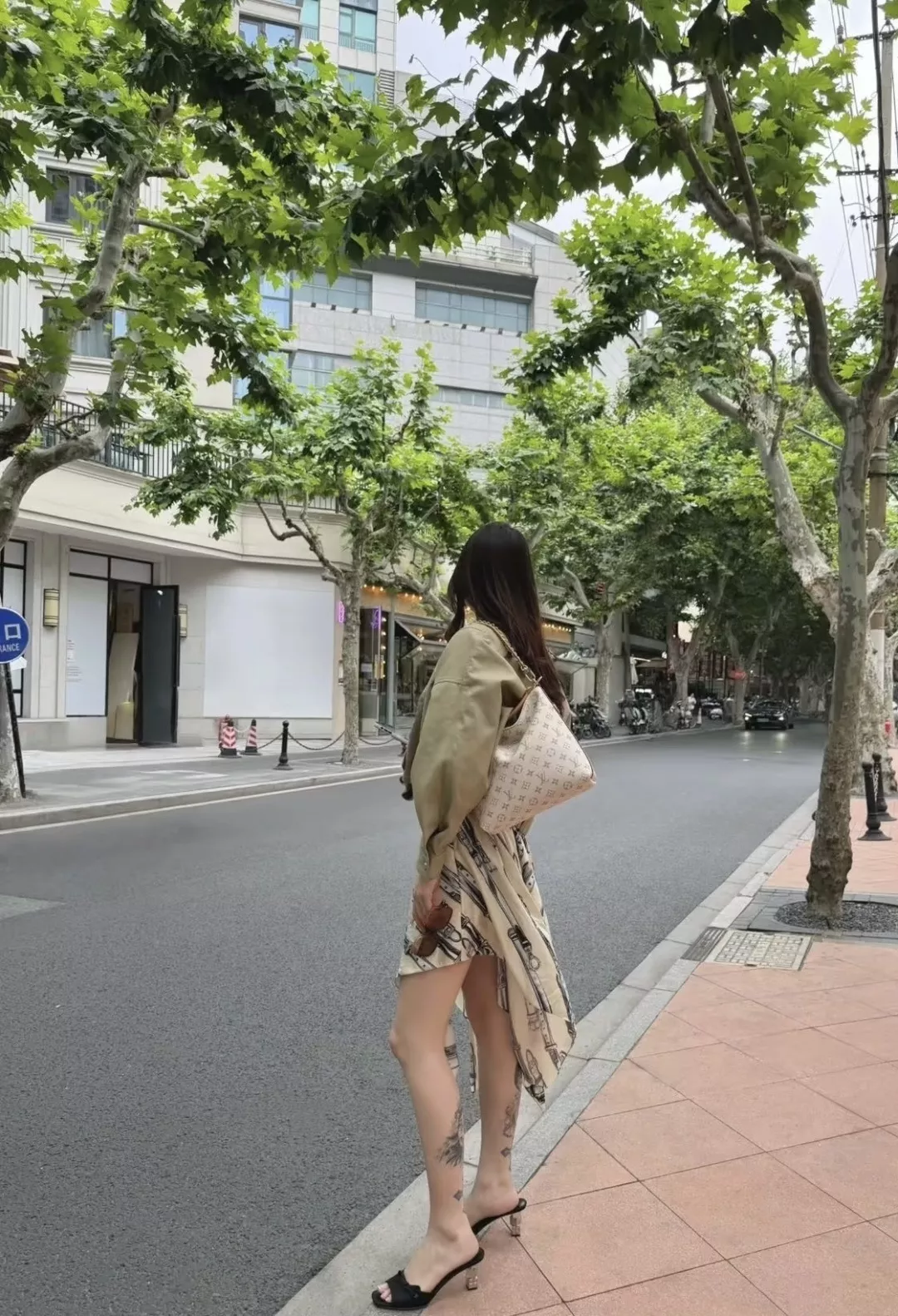 루이비통 스케치 벨트 프린트 언밸런스 새틴 스커트 상세 이미지 17