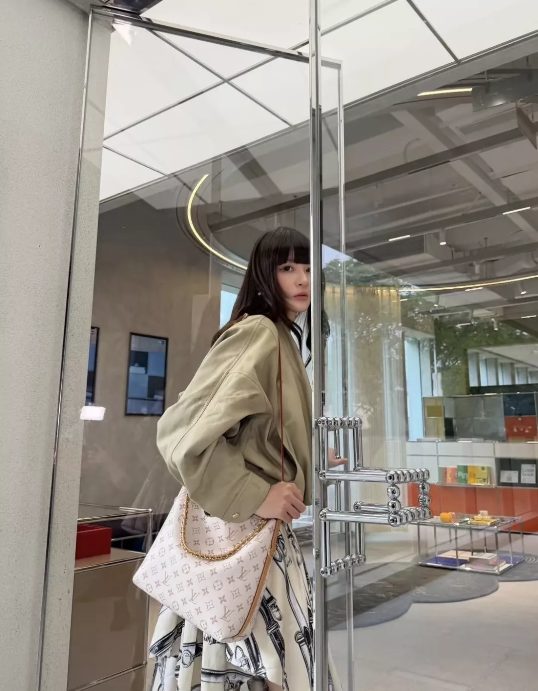 루이비통 스케치 벨트 프린트 언밸런스 새틴 스커트 상세 이미지 12