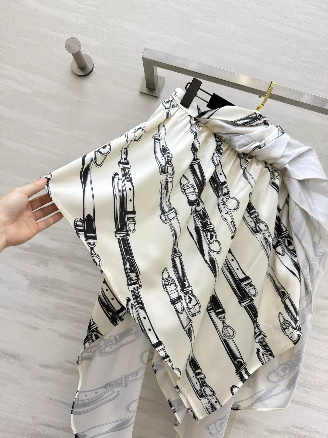 루이비통 스케치 벨트 프린트 언밸런스 새틴 스커트 상세 이미지 7