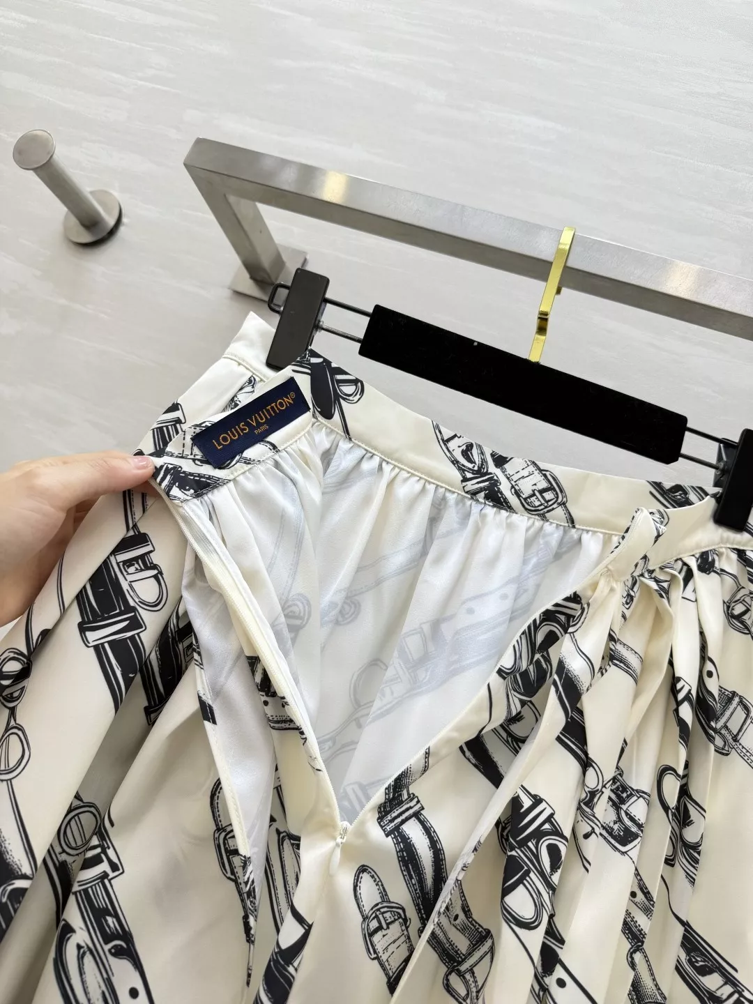 루이비통 스케치 벨트 프린트 언밸런스 새틴 스커트 상세 이미지 6