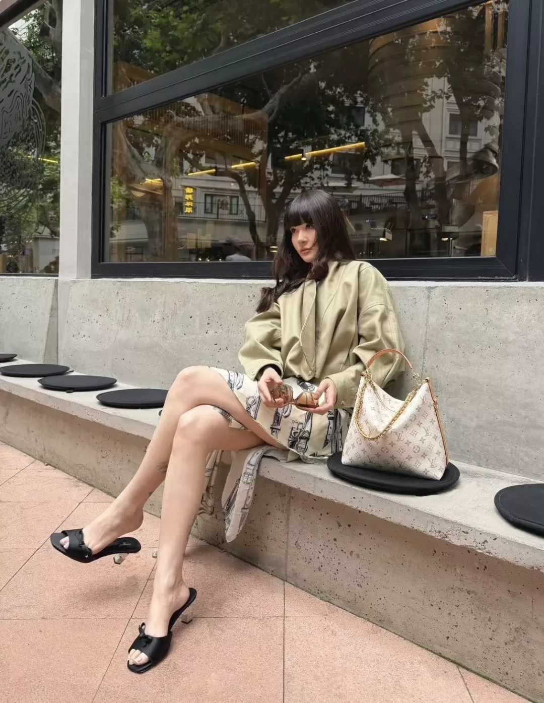 루이비통 스케치 벨트 프린트 언밸런스 새틴 스커트 상세 이미지 16