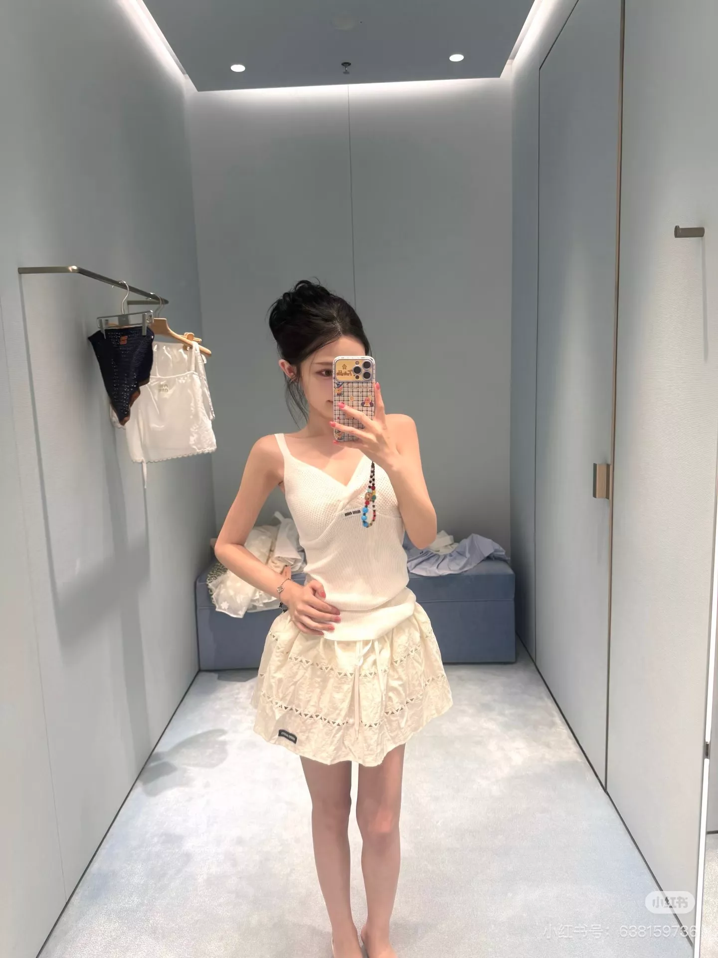 미우미우 삼각형 펀칭 디테일 코튼 미니 스커트 상세 이미지 3
