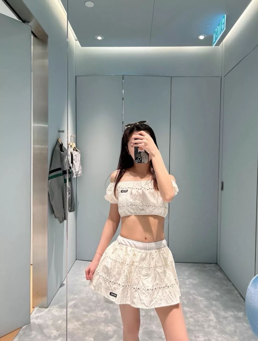 미우미우 삼각형 펀칭 디테일 코튼 미니 스커트 상세 이미지 2