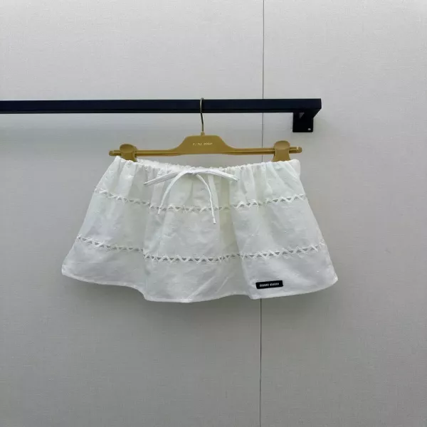 미우미우 삼각형 펀칭 디테일 코튼 미니 스커트