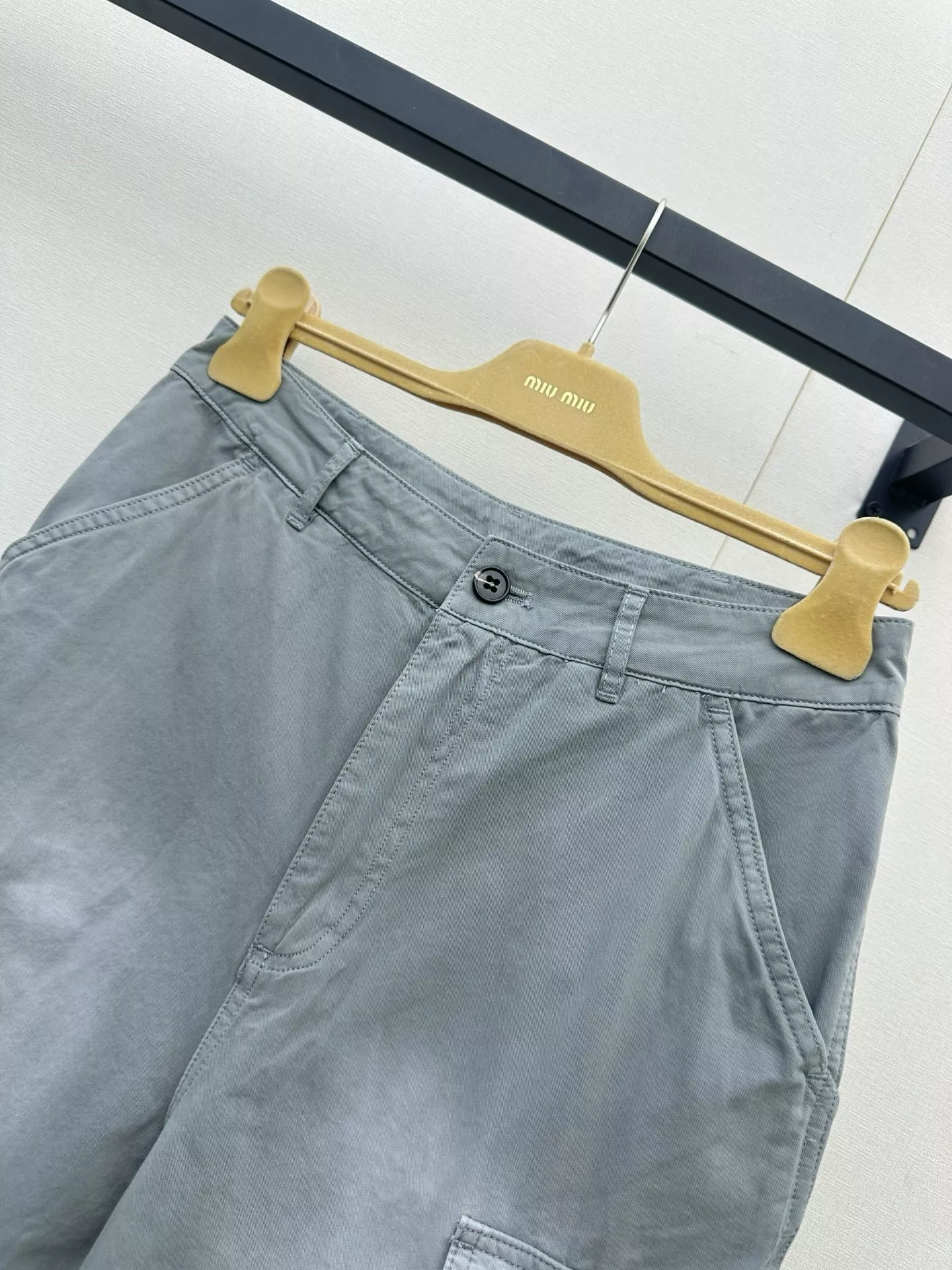 미우미우 빈티지 무드의 카고 하프 팬츠 상세 이미지 14