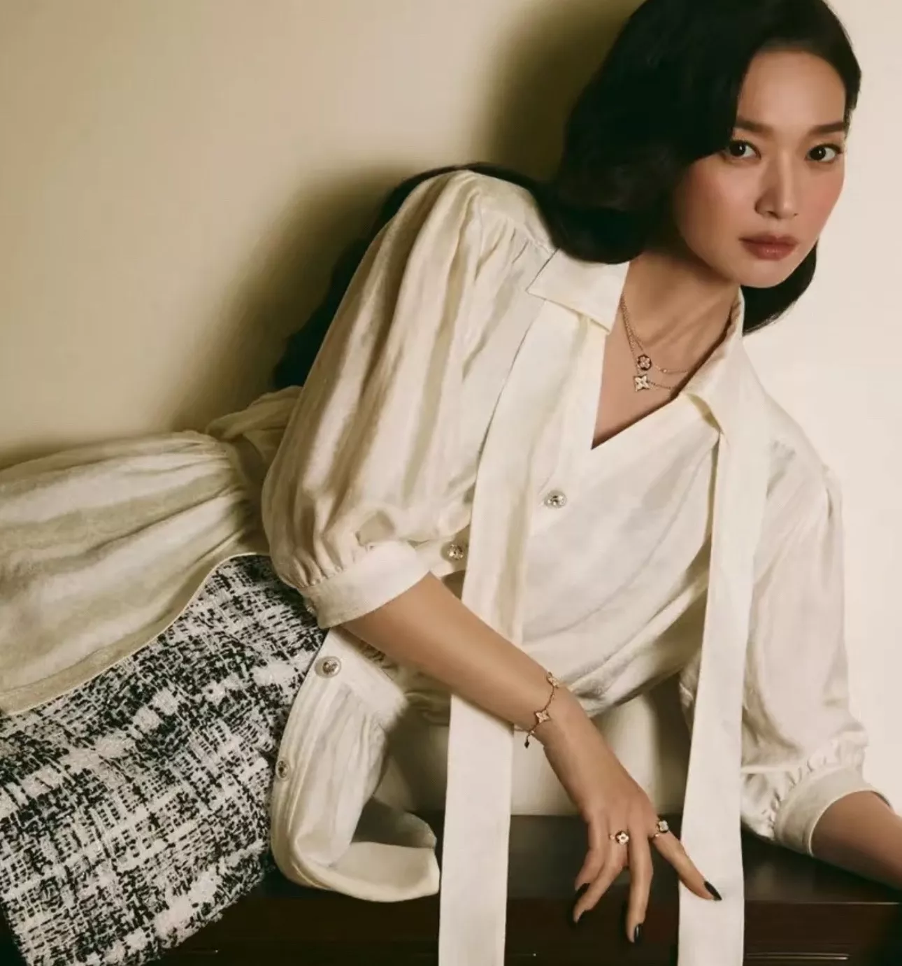 루이비통 컬러 블라썸 화이트 마더오브펄 플라워 팔찌 상세 이미지 38