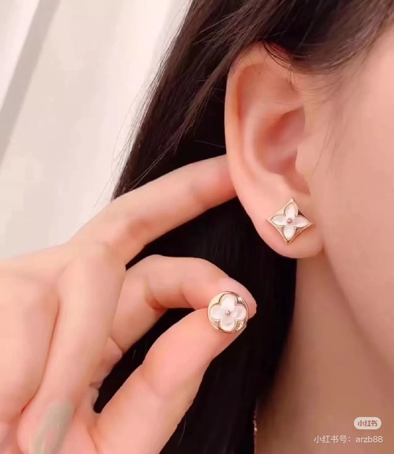 루이비통 컬러 블라썸 화이트 자개 비대칭 AB 귀걸이 상세 이미지 23