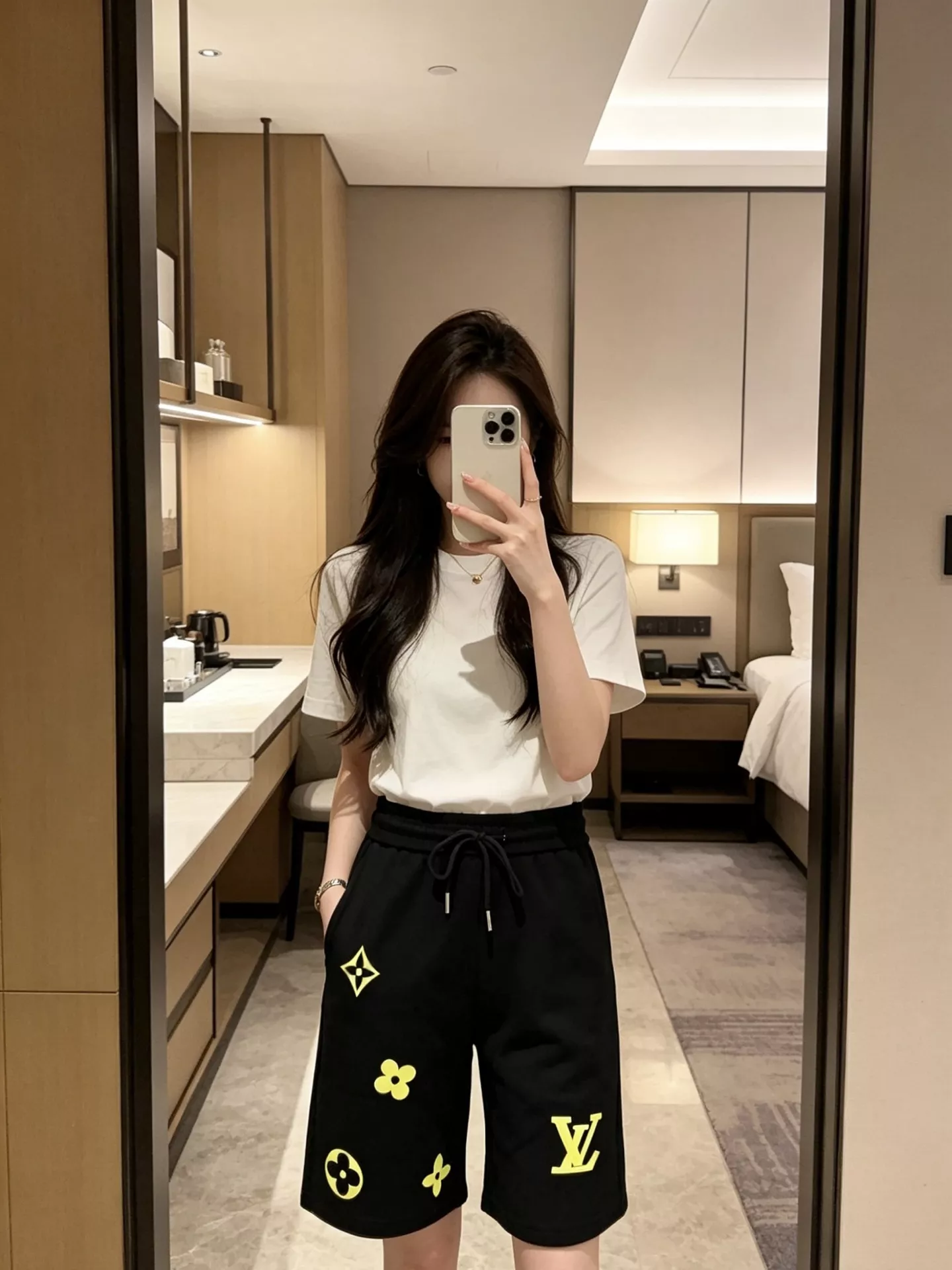 루이비통 형광 로고 디테일 하프 팬츠 상세 이미지 12