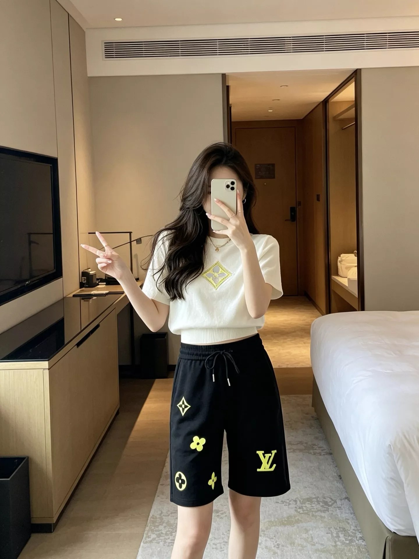루이비통 형광 로고 디테일 하프 팬츠 상세 이미지 11