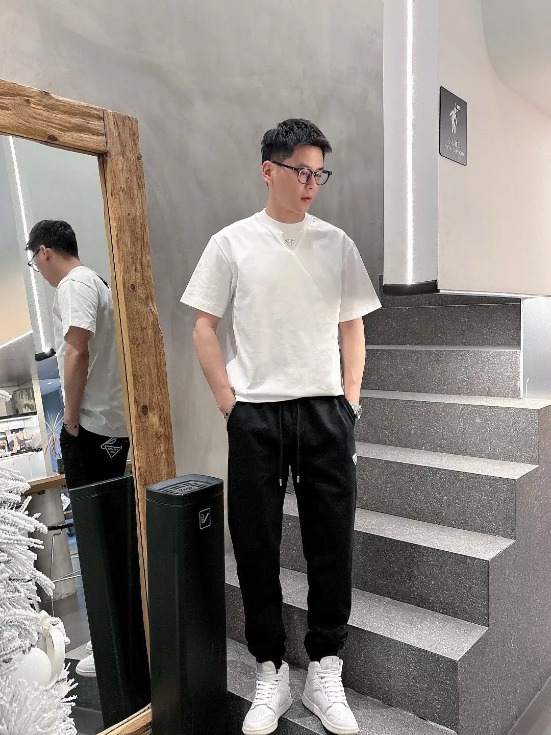 프라다 삼각 로고 배색 후면 포켓 팬츠 상세 이미지 13