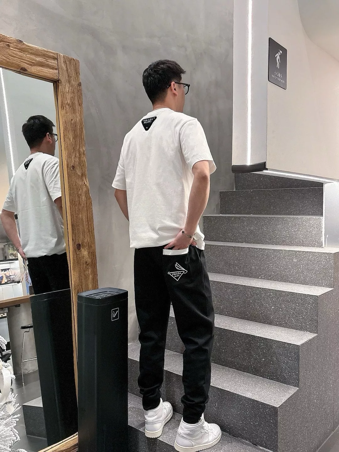 프라다 삼각 로고 배색 후면 포켓 팬츠 상세 이미지 12