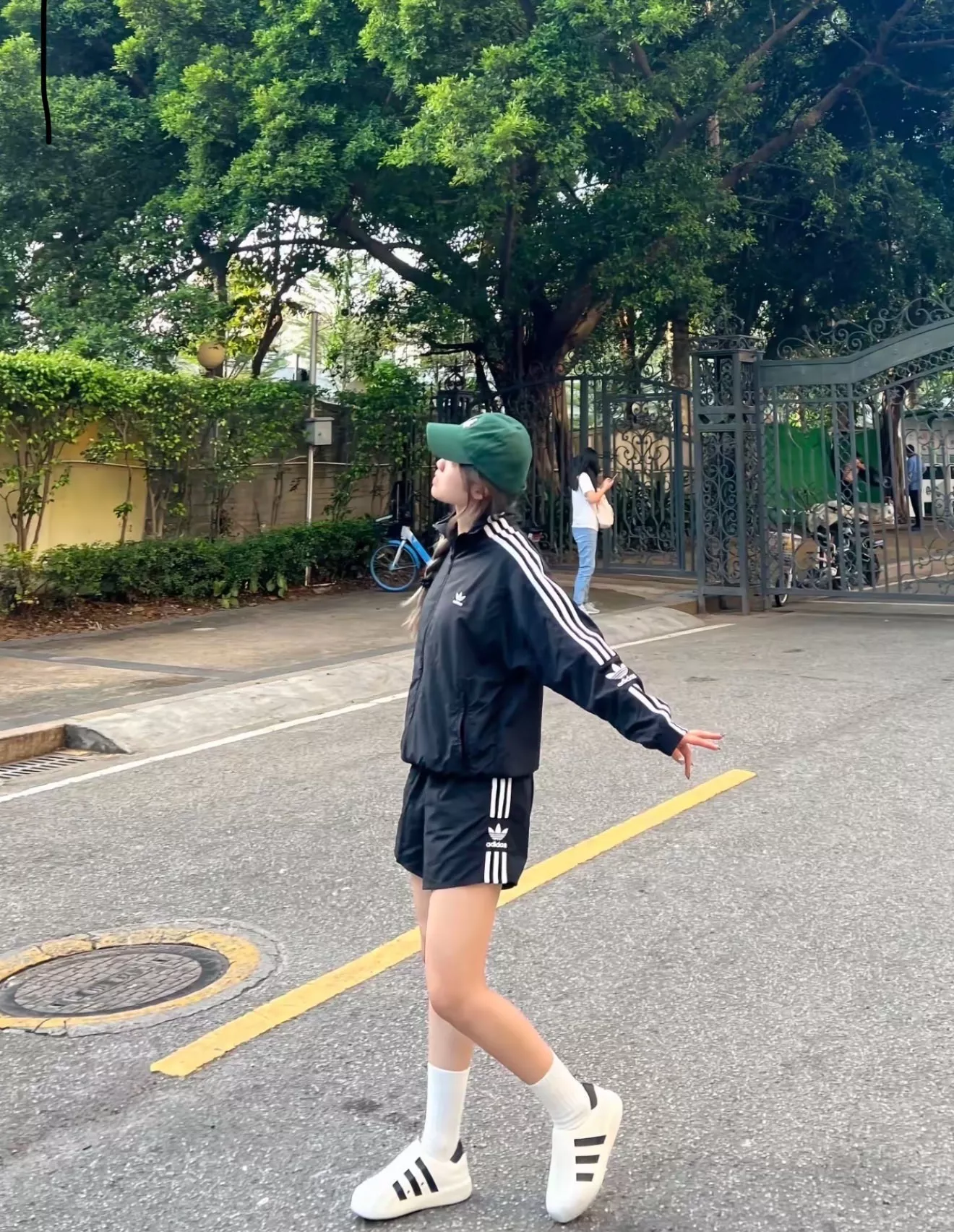 아디다스 삼선 자수 하프 팬츠 상세 이미지 11