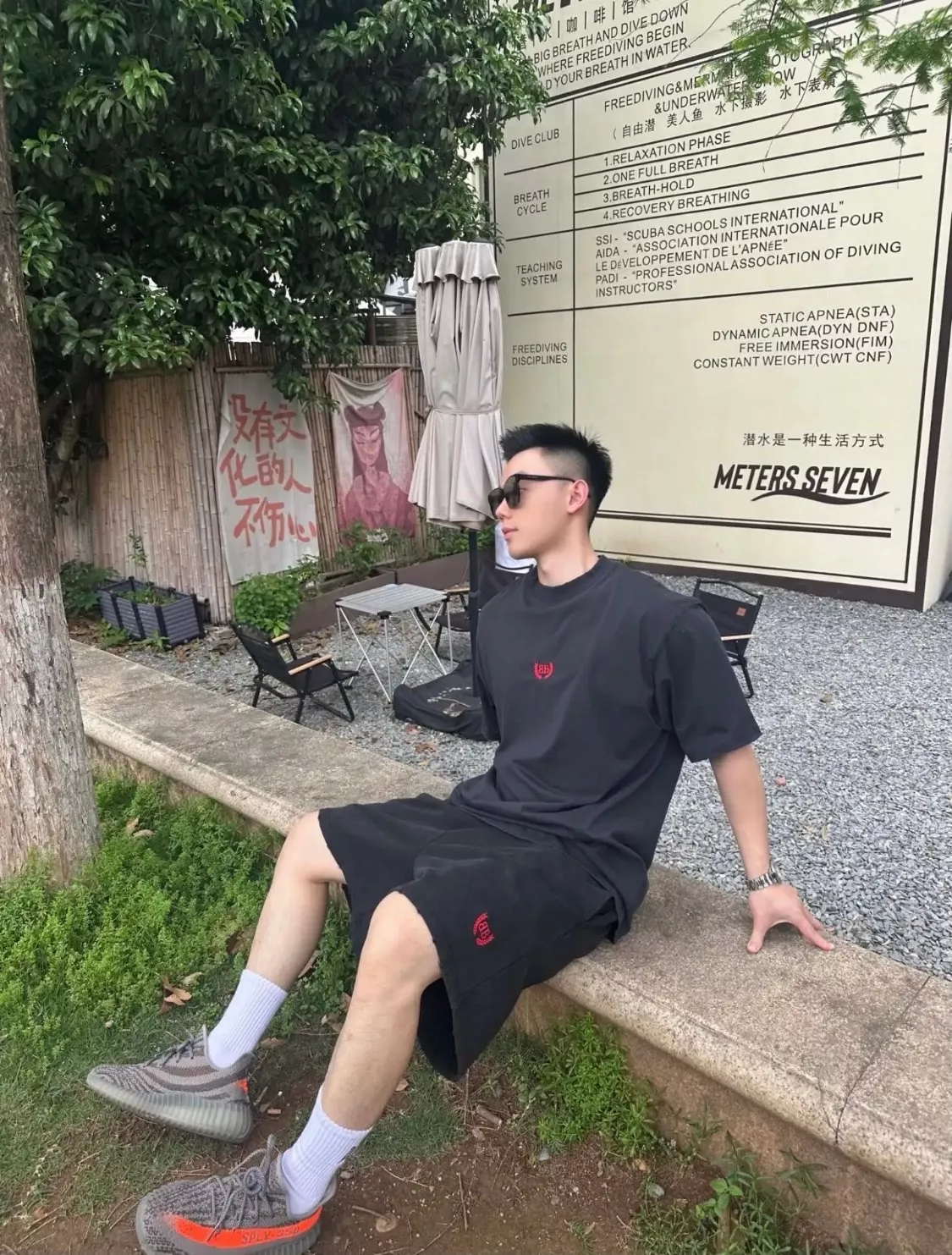 발렌시아가 레드 자수 포인트 워싱 하프 팬츠 상세 이미지 15