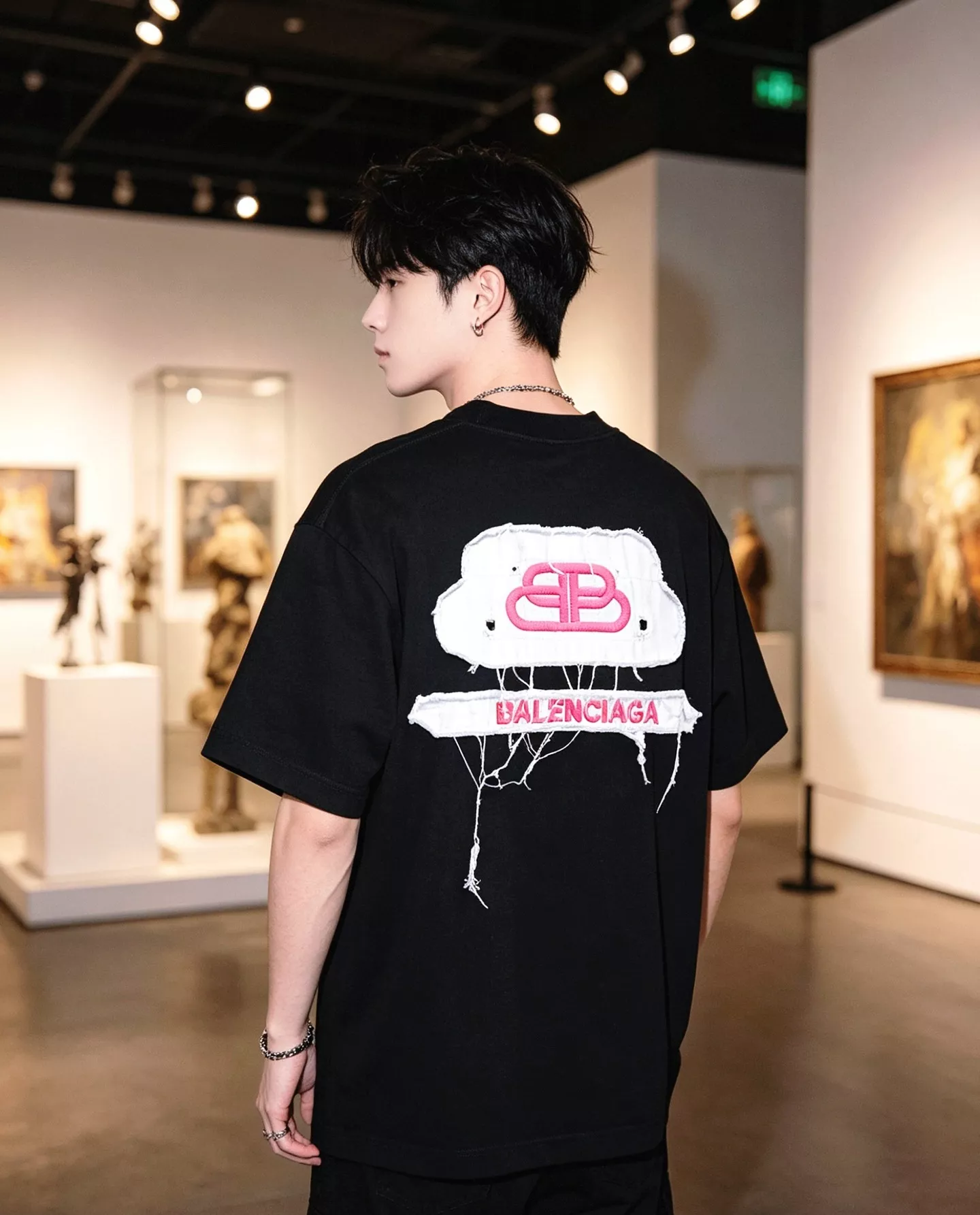 발렌시아가 더블 B 락 장식 패치 자수 라운드넥 반소매 티셔츠 상세 이미지 15