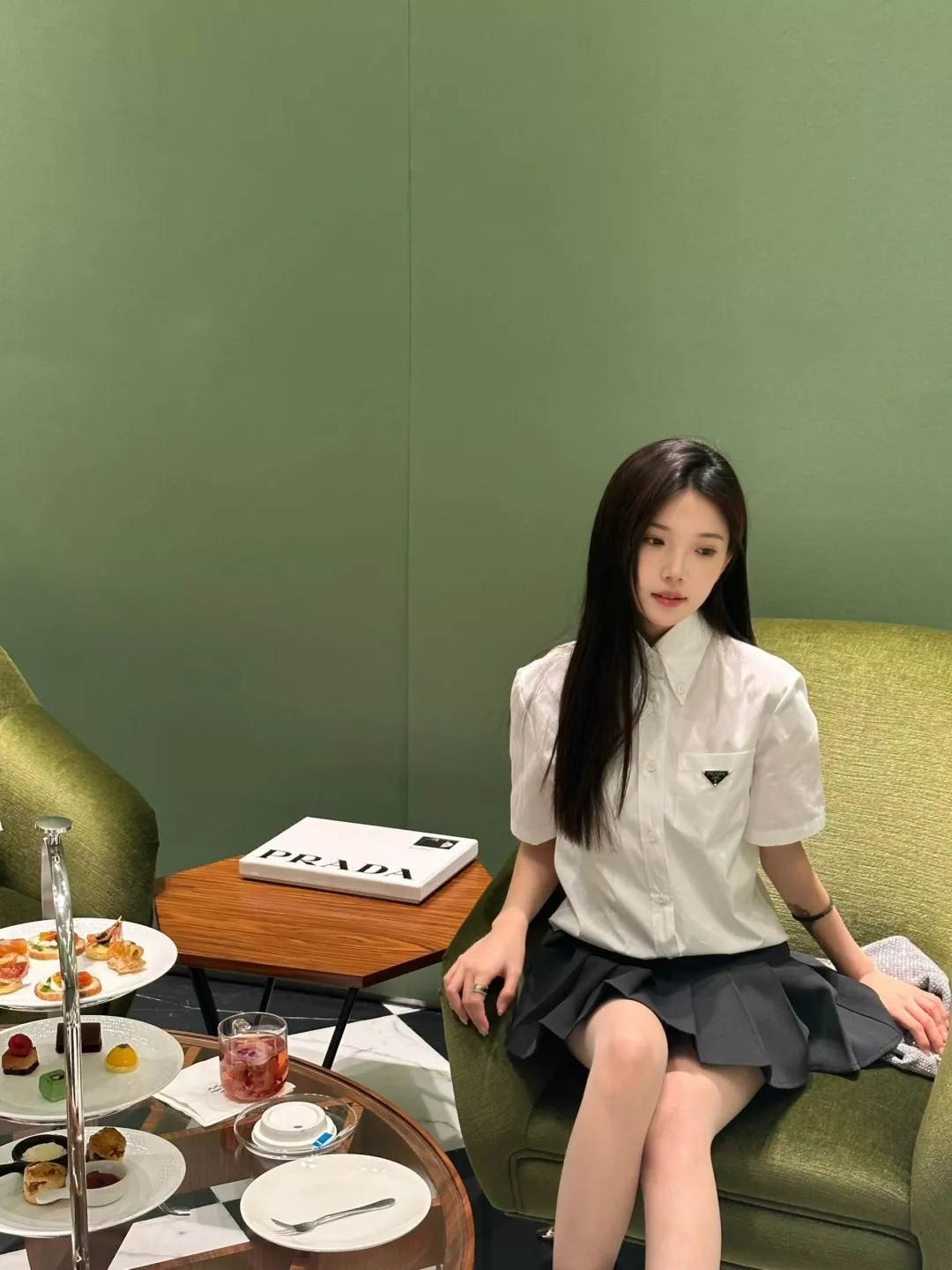 프라다 고밀도 코튼 포플린 크롭 반소매 셔츠 상세 이미지 25