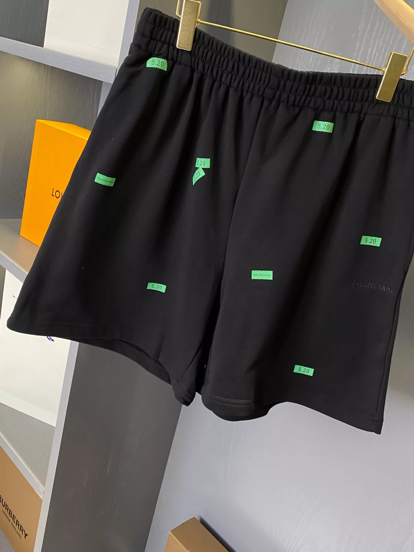 발렌시아가 그린 라벨 프린트 장식 코튼 하프 팬츠 상세 이미지 3