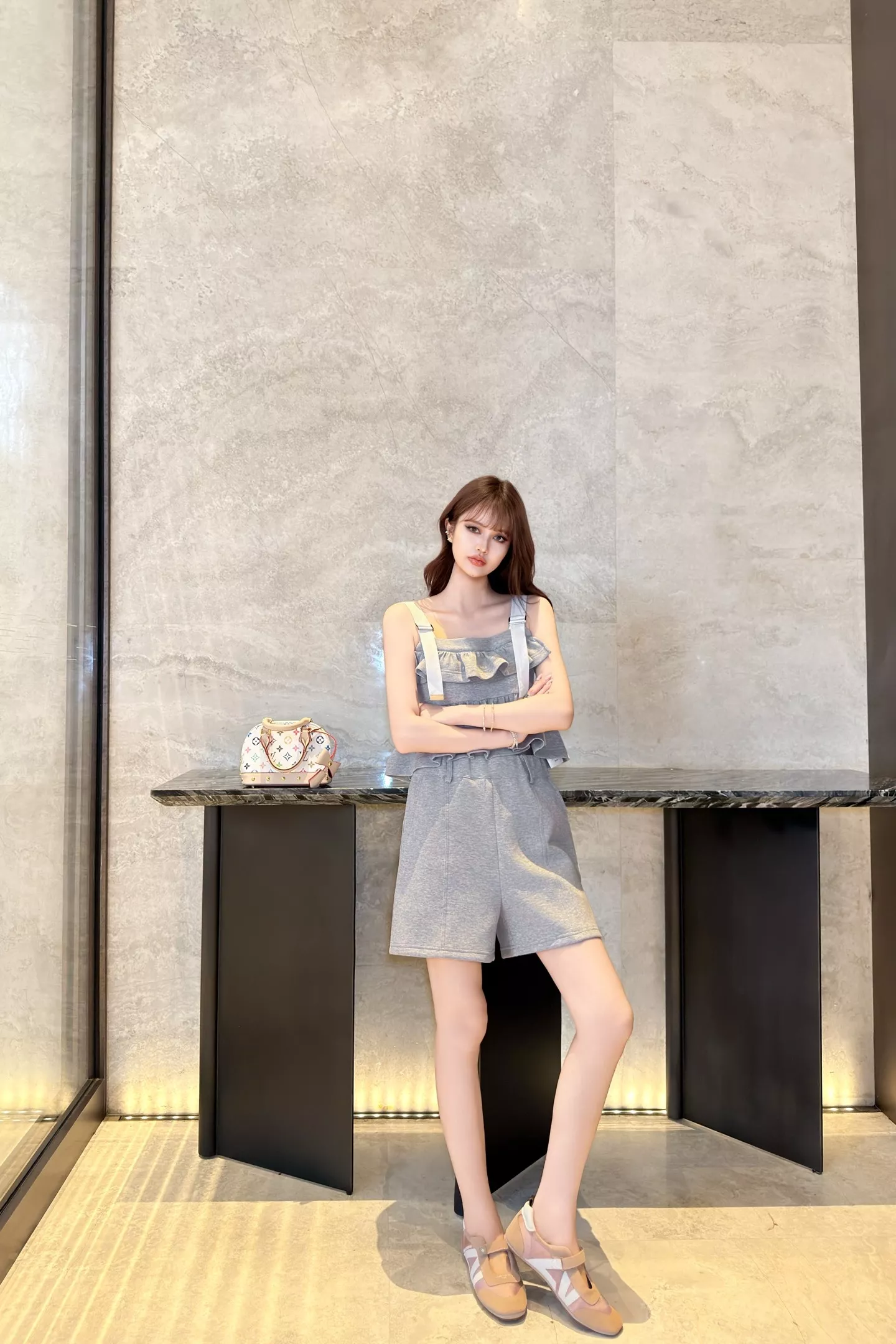 로에베 프릴 디테일 여성 슬리브리스 탑 상세 이미지 46