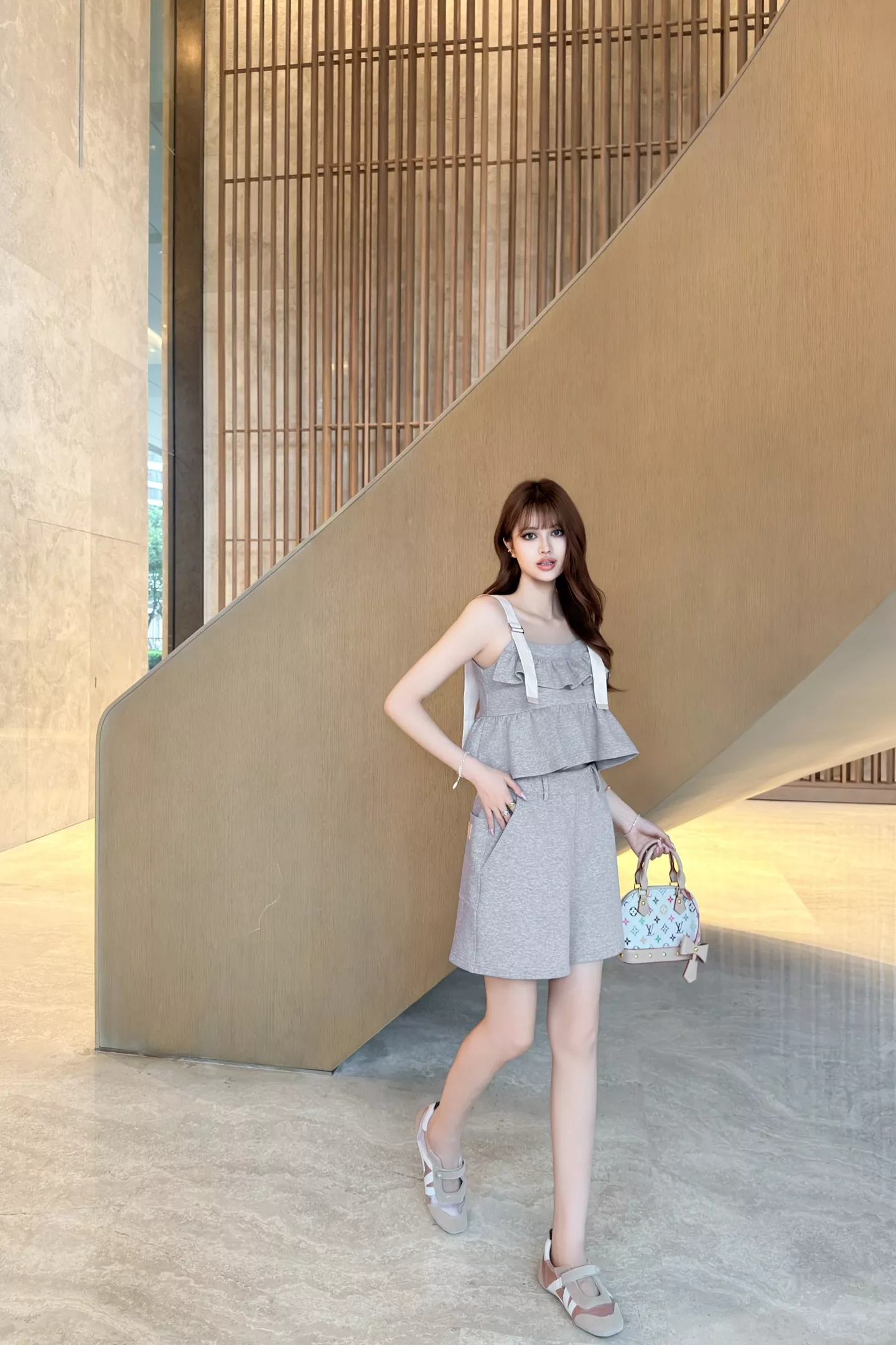 로에베 프릴 디테일 여성 슬리브리스 탑 상세 이미지 45