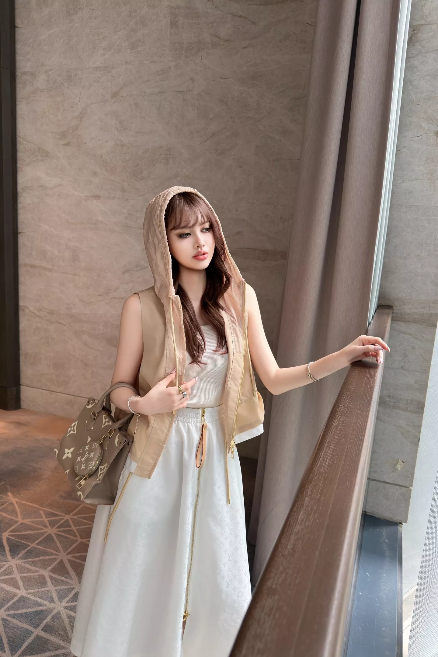 로에베 여성 후드 드로스트링 조끼형 재킷 상세 이미지 26