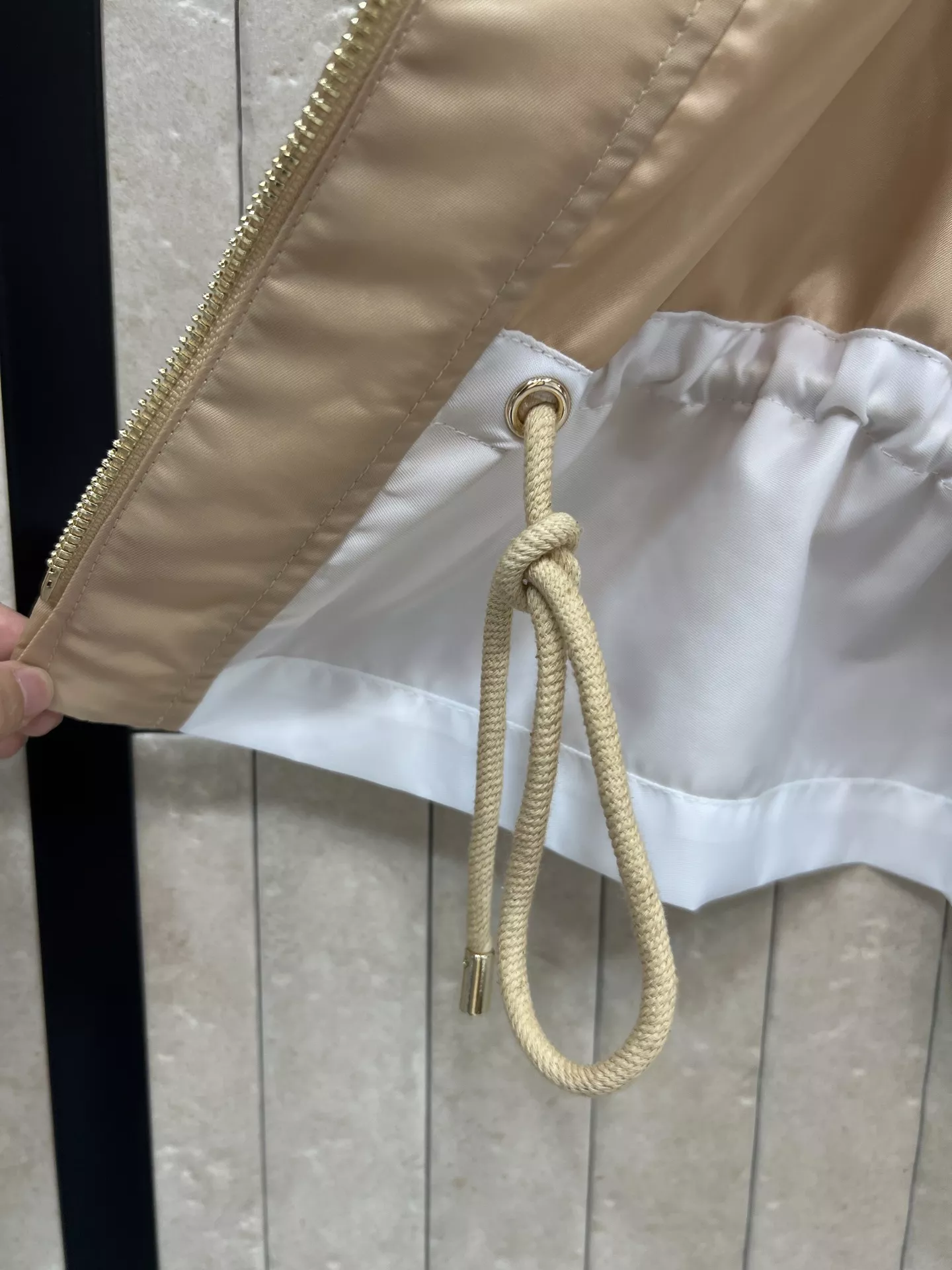 로에베 여성 후드 드로스트링 조끼형 재킷 상세 이미지 5