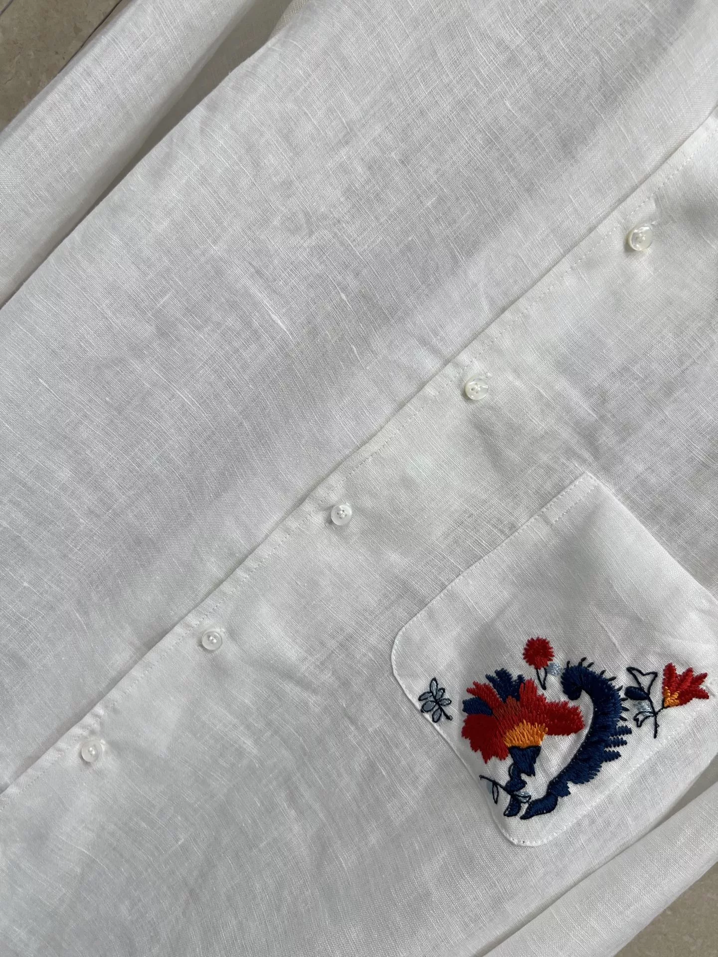 로로피아나 포켓 자수 린넨 긴소매 셔츠 상세 이미지 3