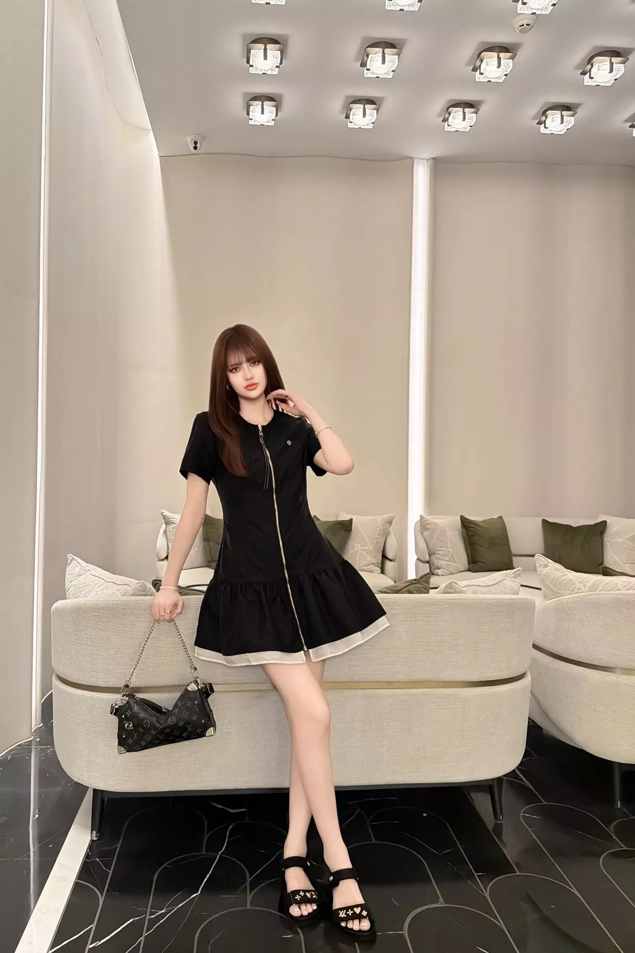 루이비통 모노그램 패턴 반소매 집업 원피스 상세 이미지 17