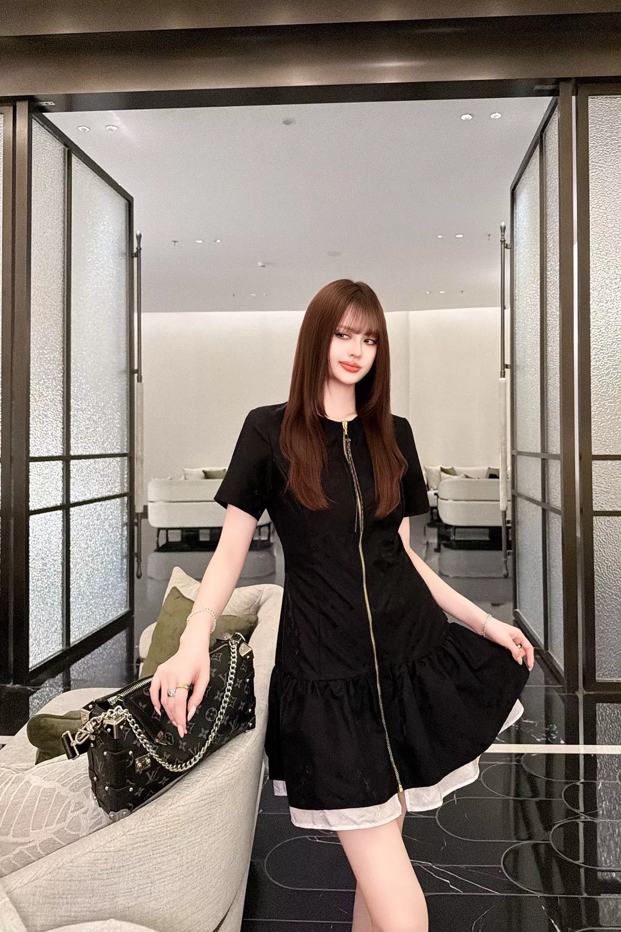 루이비통 모노그램 패턴 반소매 집업 원피스 상세 이미지 18