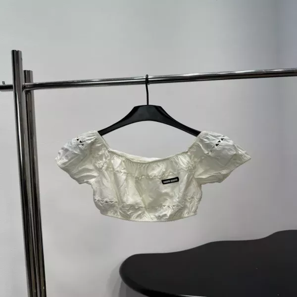 미우미우 펀칭 디테일 크롭 블라우스