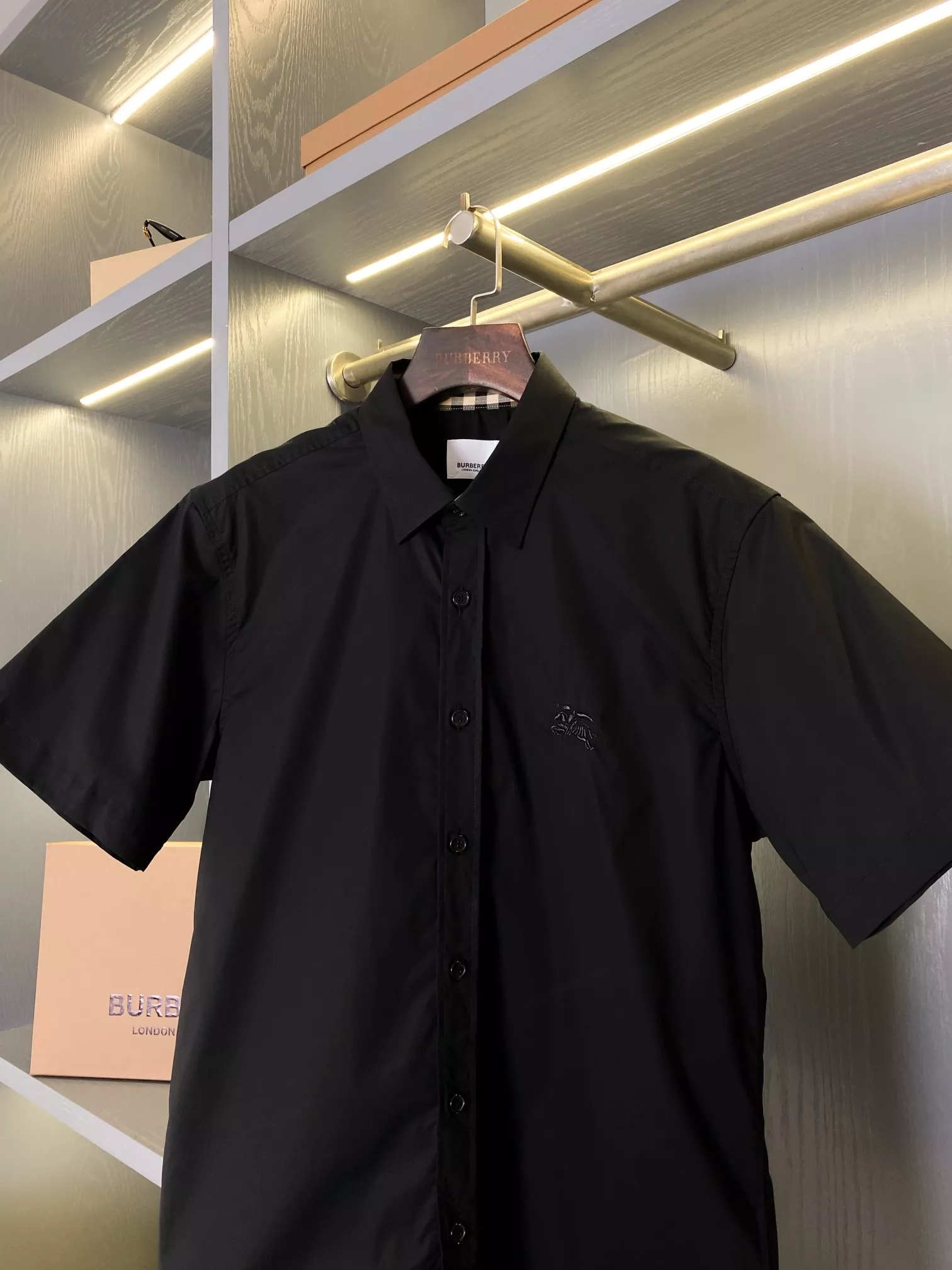 버버리 기사 로고 자수 반소매 코튼 셔츠 상세 이미지 2