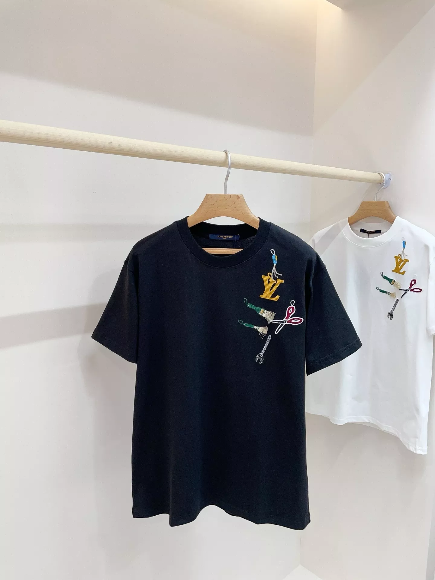 루이비통 자수 포인트 루즈핏 라운드넥 반소매 티셔츠 상세 이미지 20
