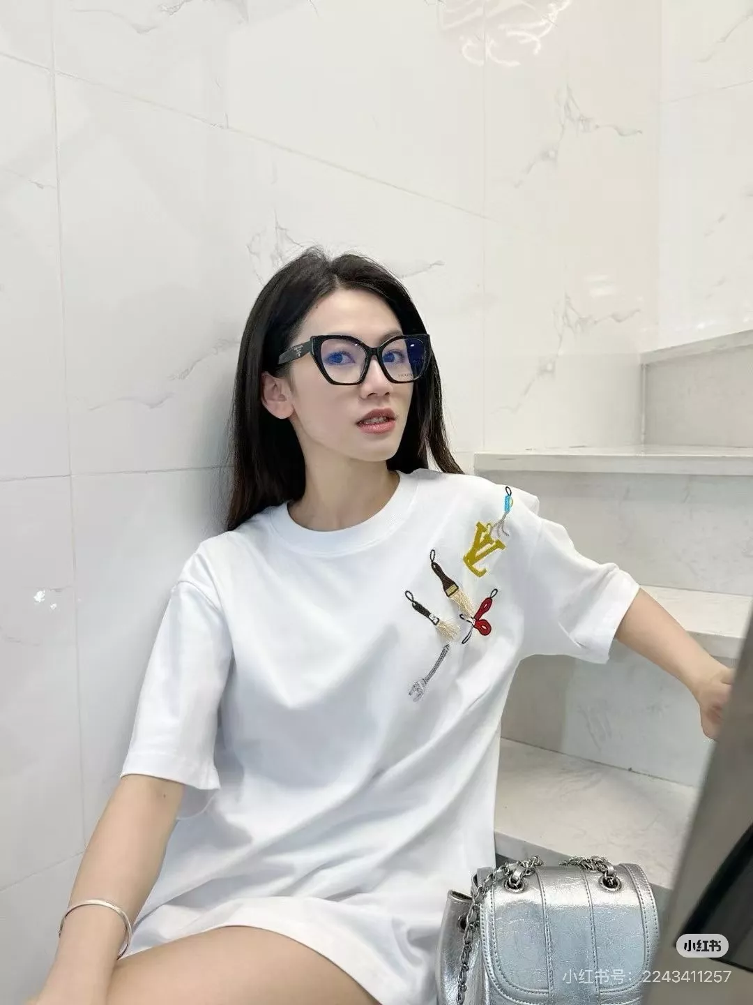 루이비통 자수 포인트 루즈핏 라운드넥 반소매 티셔츠 상세 이미지 30
