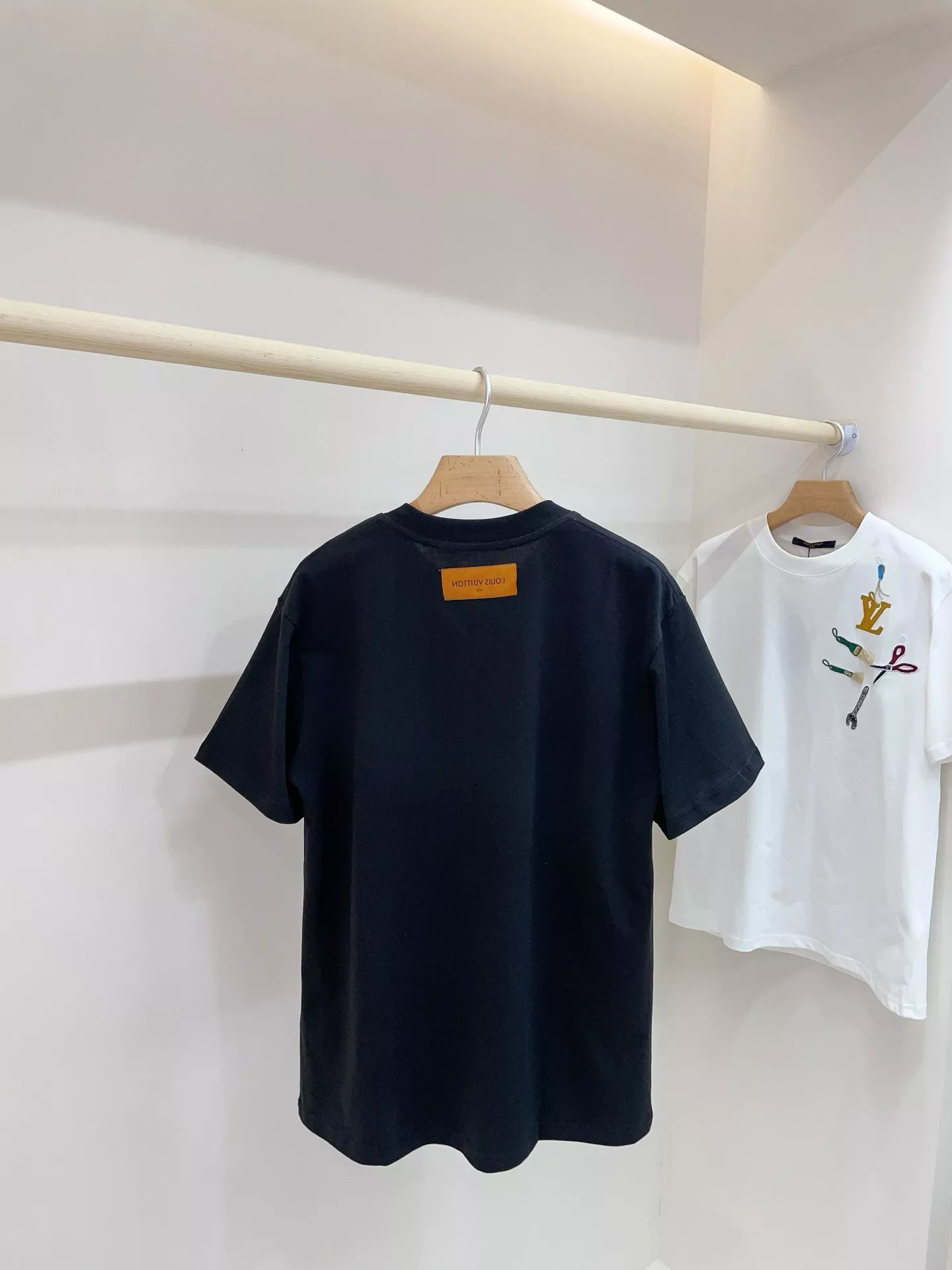 루이비통 자수 포인트 루즈핏 라운드넥 반소매 티셔츠 상세 이미지 21