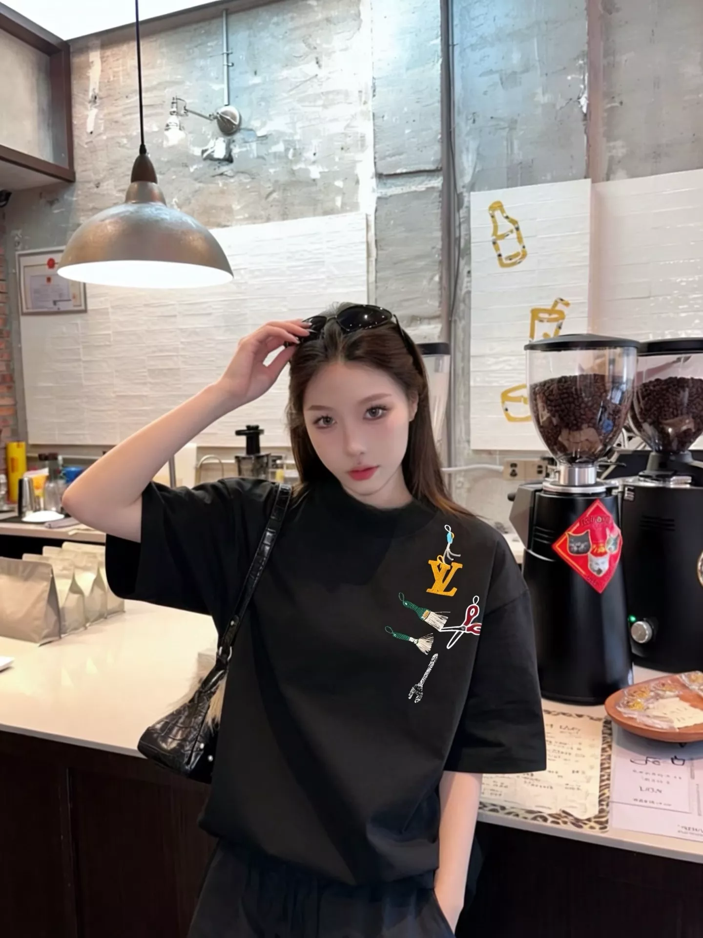 루이비통 자수 포인트 루즈핏 라운드넥 반소매 티셔츠 상세 이미지 29