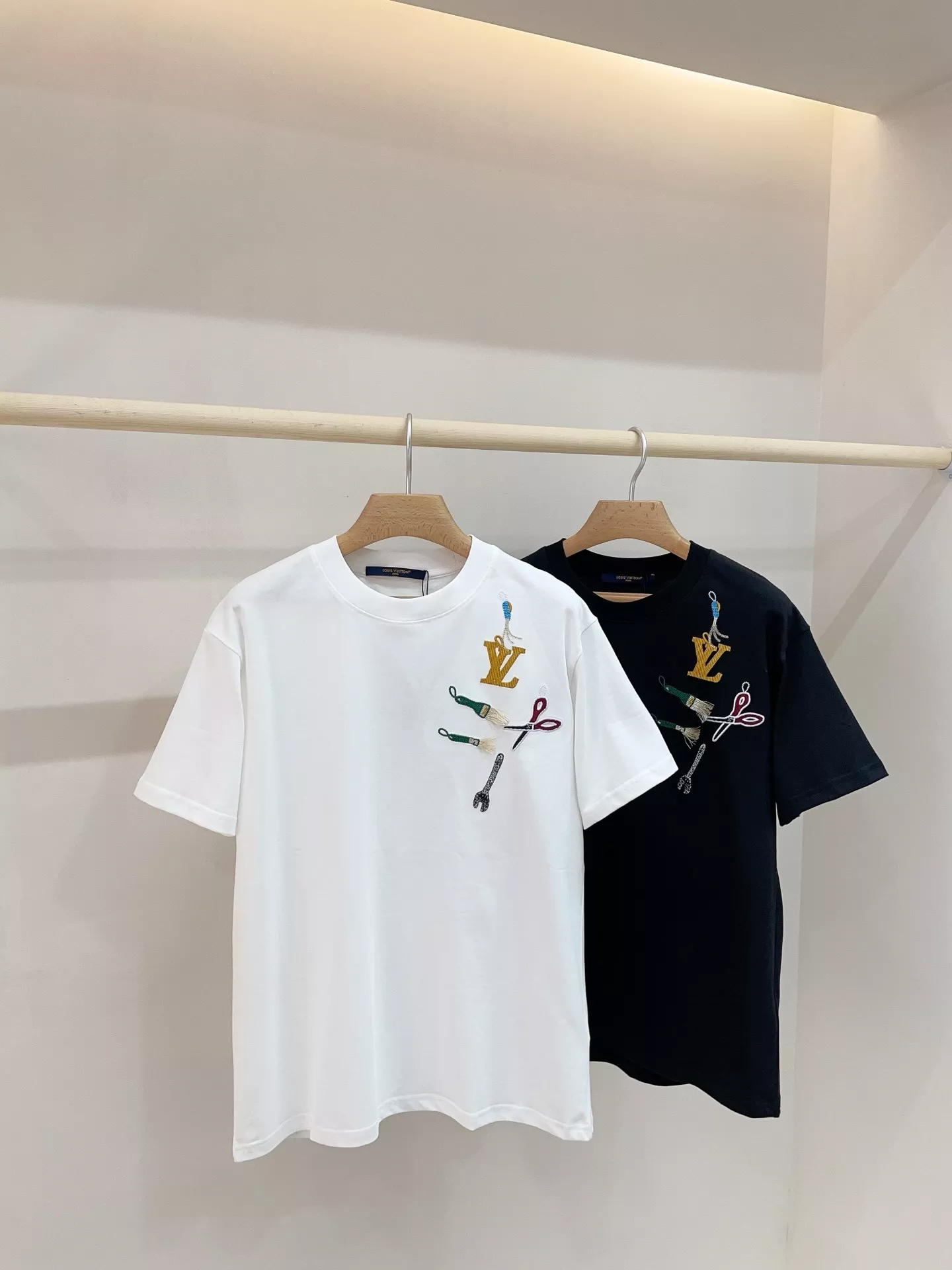 루이비통 자수 포인트 루즈핏 라운드넥 반소매 티셔츠 상세 이미지 2