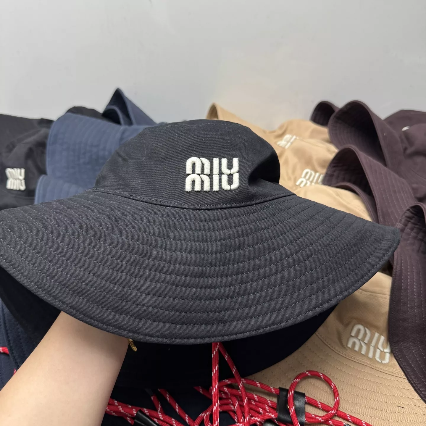 미우미우 자수 로고 버킷햇 상세 이미지 8