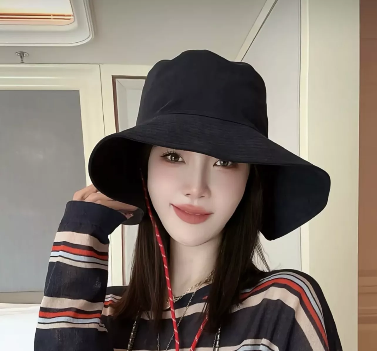미우미우 자수 로고 버킷햇 상세 이미지 3