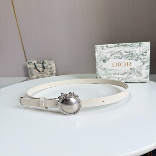 디올 로코코 무드의 CD 버클 여성 가죽 벨트