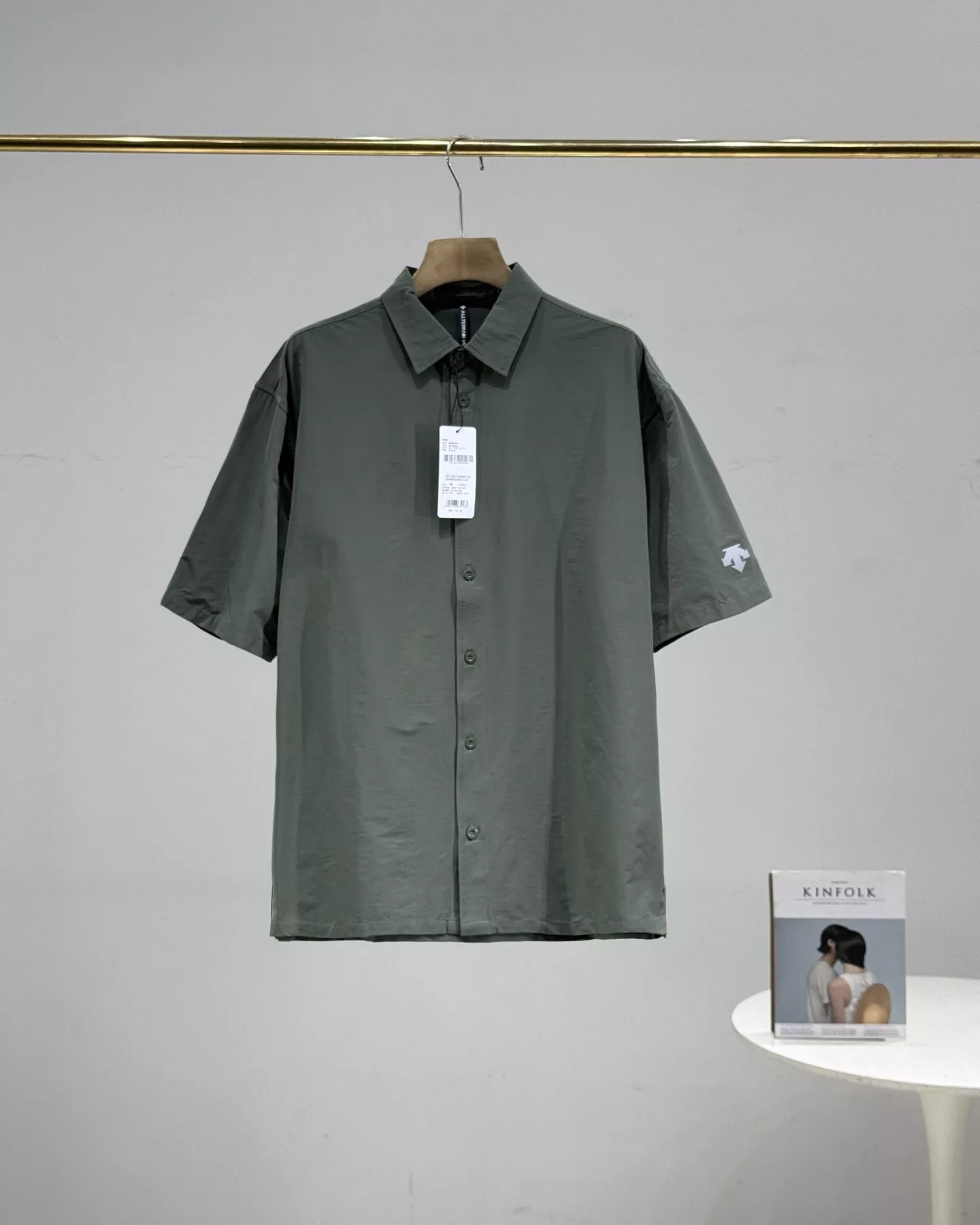 데상트 경량 기능성 반소매 셔츠 상세 이미지 2