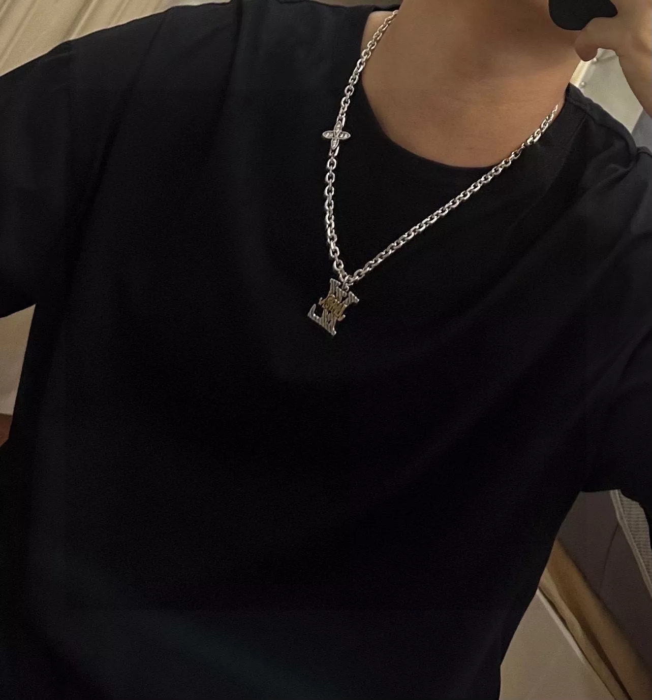루이비통 빈티지 무드의 실버 톤 체인 목걸이 상세 이미지 4