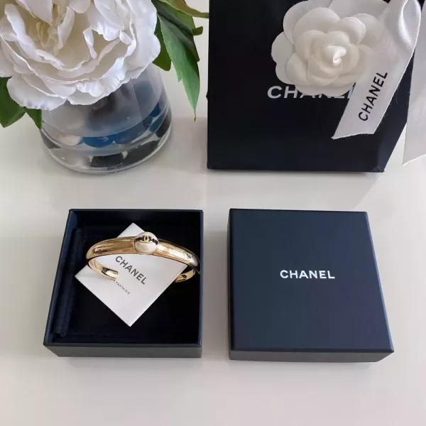 샤넬 진주 포인트 블랙 에나멜 더블 C 오픈형 팔찌
