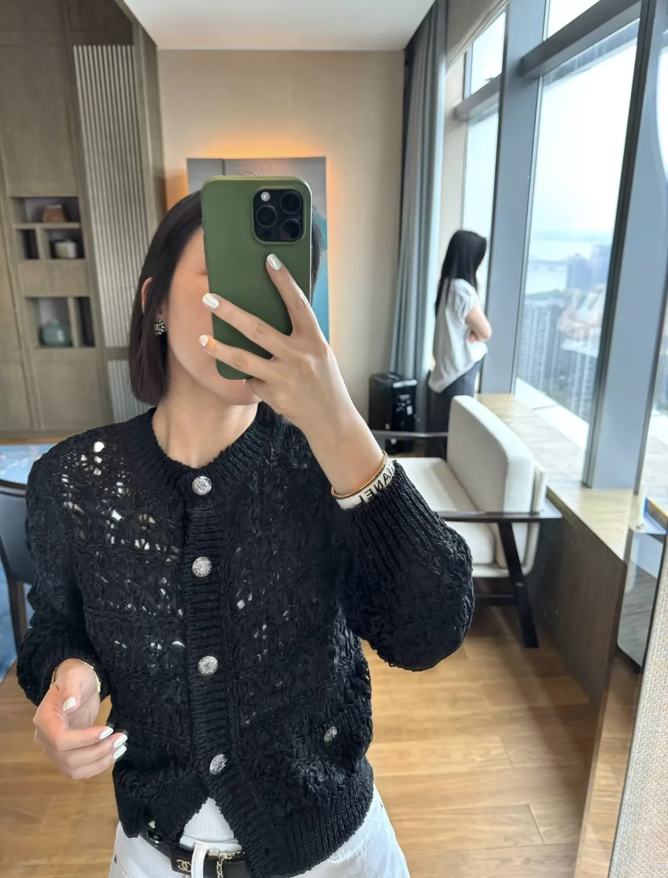 샤넬 블랙 화이트 에나멜 레터 오픈형 팔찌 상세 이미지 31