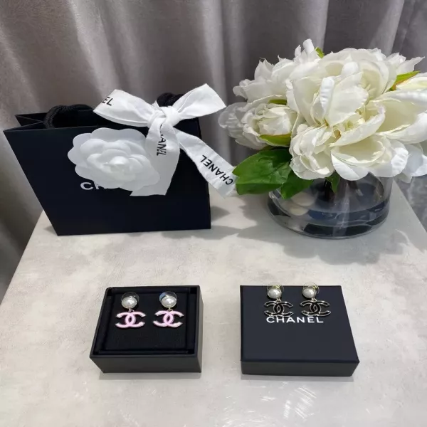 샤넬 진주 장식 에나멜 더블 C 귀걸이