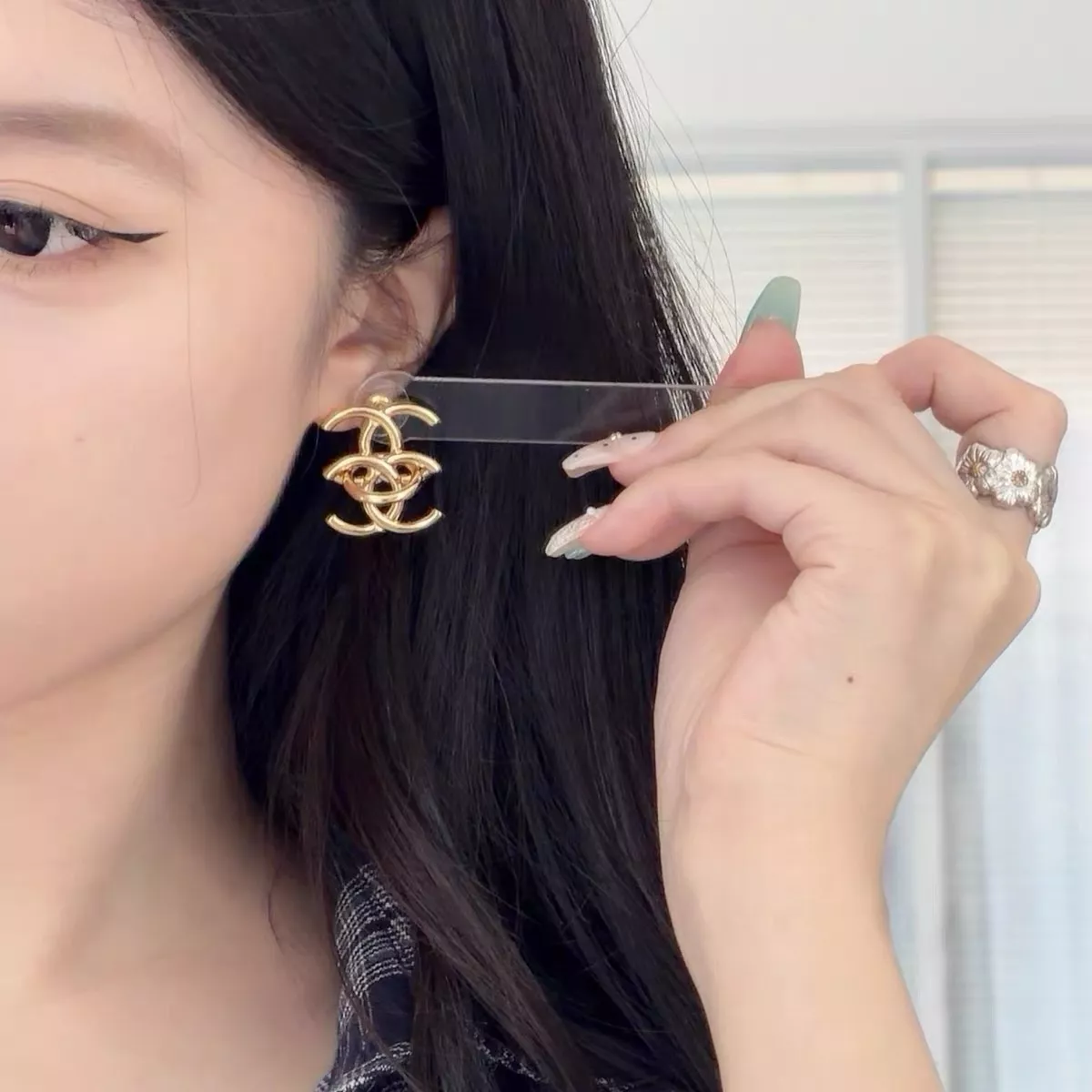 샤넬 겹쳐진 더블 C 디자인 귀걸이 상세 이미지 26