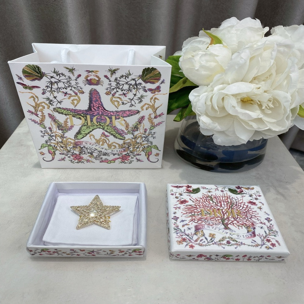 디올 오각별 진주 CD 브로치