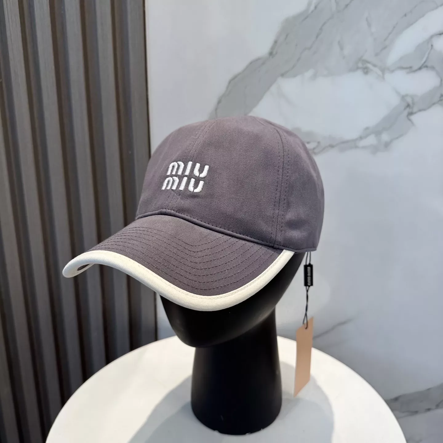 미우미우 자수 로고 볼캡 상세 이미지 1