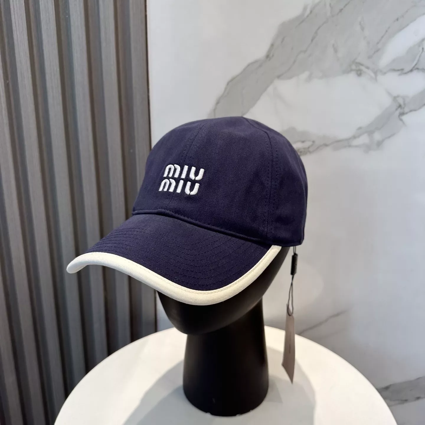 미우미우 자수 디테일 볼캡 상세 이미지 1