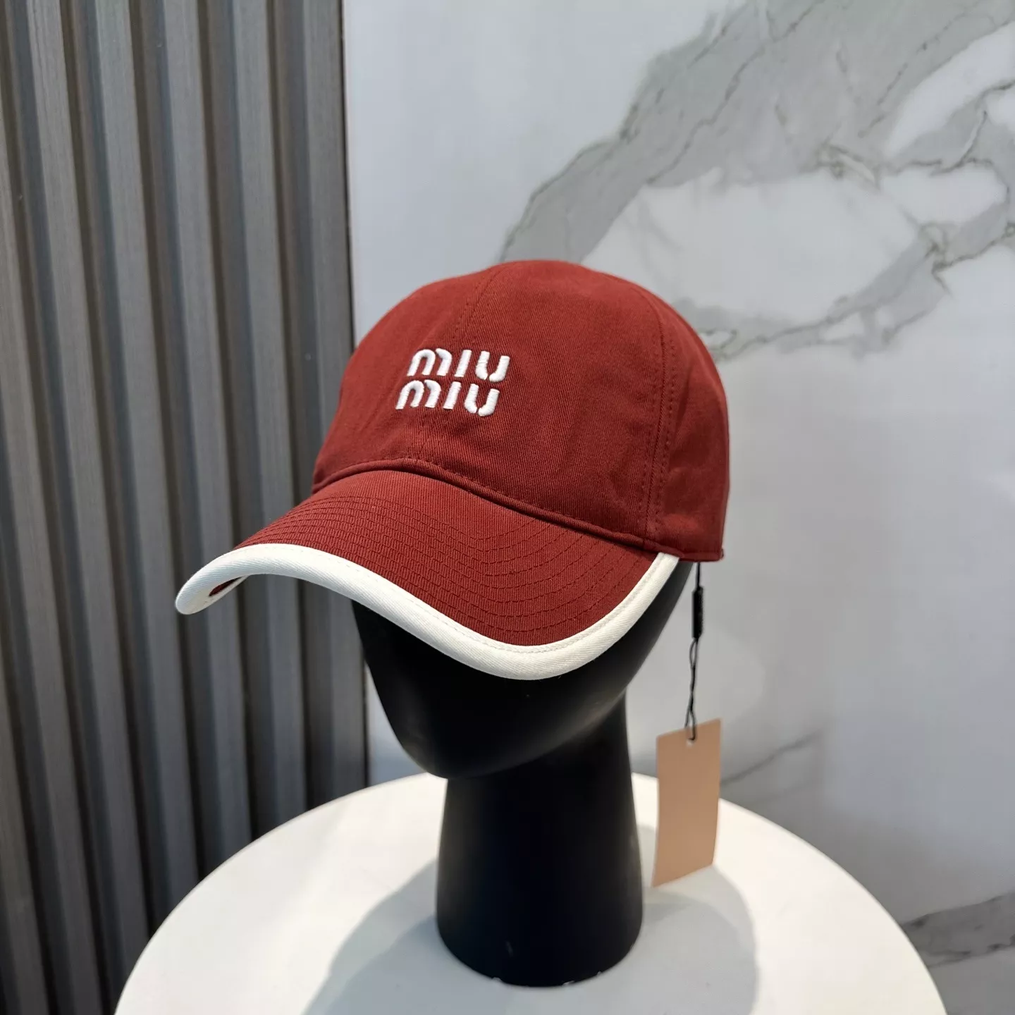 미우미우 자수 디테일 볼캡 상세 이미지 1
